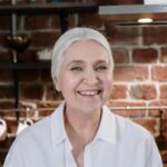 Et naturligt smil med tandproteser i Aalborg