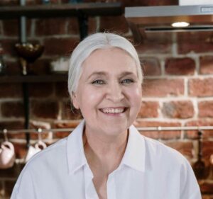 Et naturligt smil med tandproteser i Aalborg