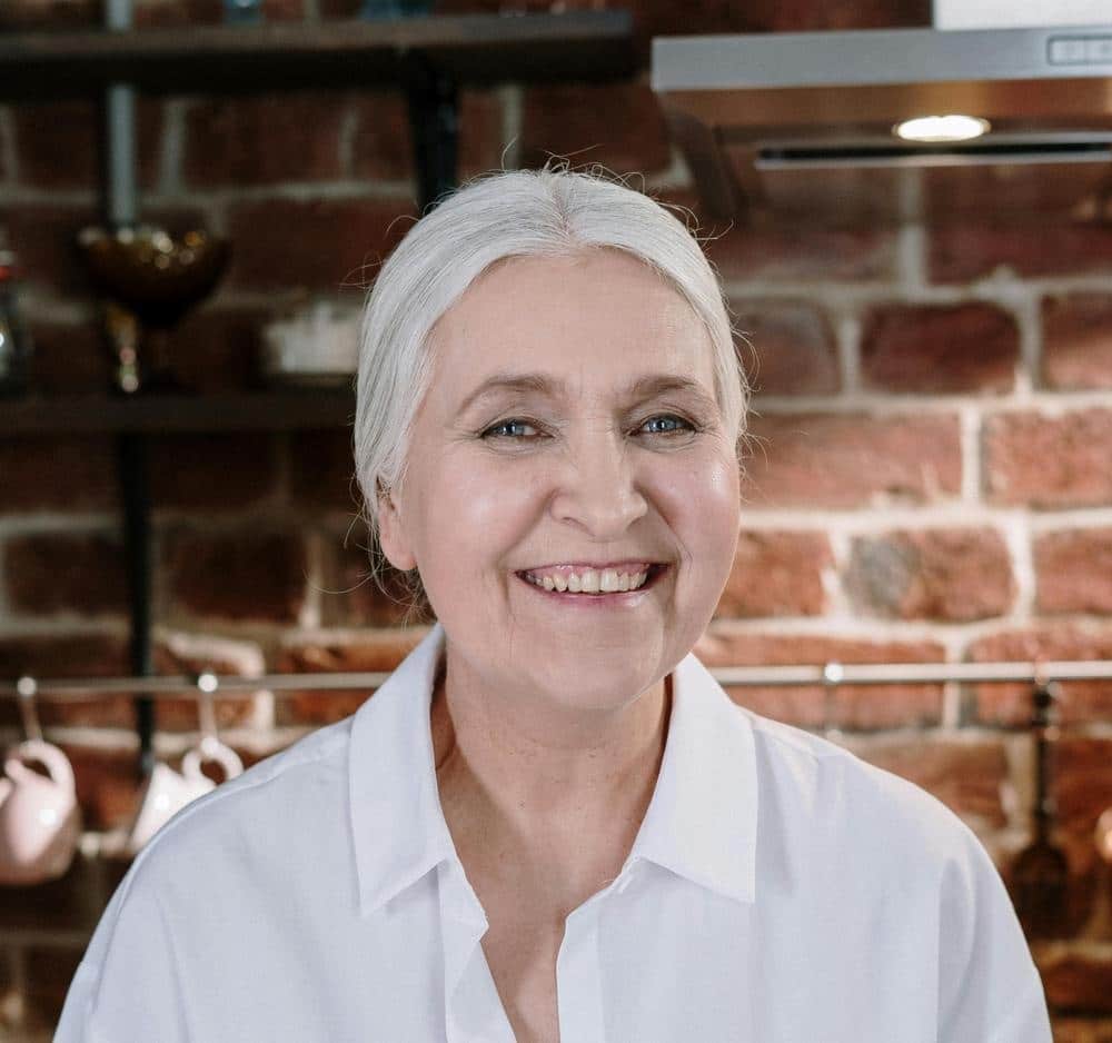 Et naturligt smil med tandproteser i Aalborg