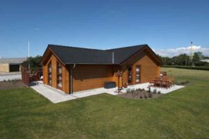 Hvorfor vælge præfabrikerede træ- og bjælkehuse